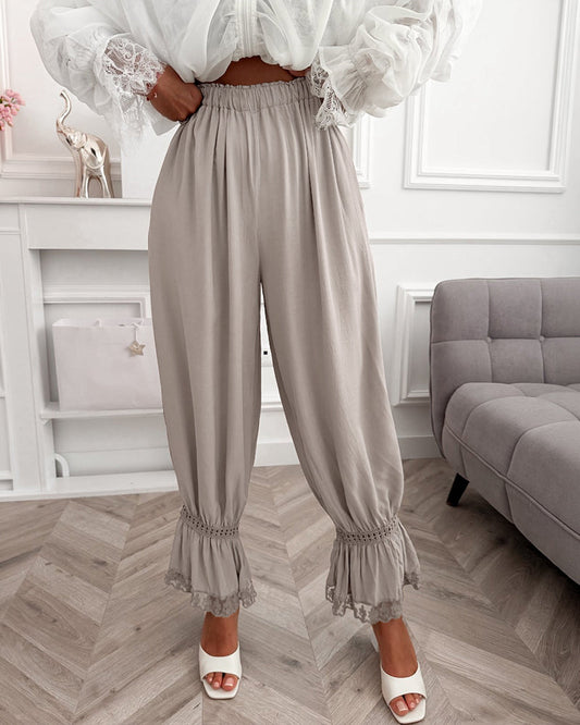 Pantalón con encaje, con aberturas, con bolsillos