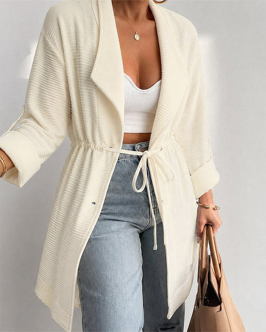 Abrigo liso, de manga larga, con cuello camisero, con botones
